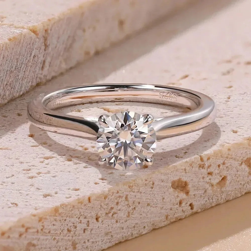 LinkerLove 1ct Moissanite Engagement Ring for Women Wedding Band 925 Sterling Silver Round Cut Diamond Promise Ring Fine Jewelry