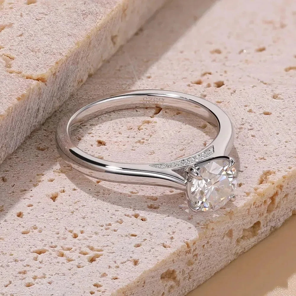 LinkerLove 1ct Moissanite Engagement Ring for Women Wedding Band 925 Sterling Silver Round Cut Diamond Promise Ring Fine Jewelry